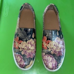 Kenneth Cole Reaction floral slip-on sneakers 🌺